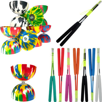 Kit Diabolo Arlequin composé de plusieurs diabolo colorés en noir, rouge, vert et jaune, empilés en haut à gauche. À droite, des baguettes Superglass noires et colorées (rouge, vert, rose, orange, bleu, noir) avec des manches en mousse.