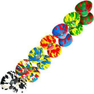 Kit de diabolos Arlequin avec des modèles colorés en rouge, jaune, bleu, vert et noir, disposés en ligne. Chaque diabolo présente un motif marbré vivant et est accompagné de baguettes Superglass.