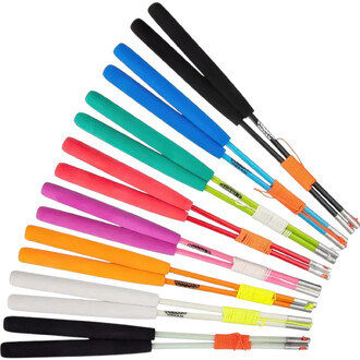 Baguettes de diabolo colorées en ligne, avec des poignées en mousse de différentes teintes et des tiges en métal, représentant une variété de couleurs, allant du noir au bleu, vert, rose, orange, violet, et blanc.