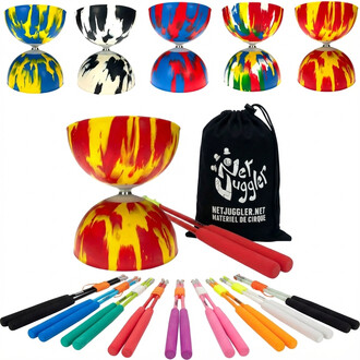 Kit Diabolo Arlequin comprenant un diabolo central aux couleurs rouge et jaune et plusieurs autres diabolos en arrière-plan avec divers motifs colorés. Deux baguettes Superglass avec embouts en mousse sont positionnées près du diabolo, accompagnées d’un s