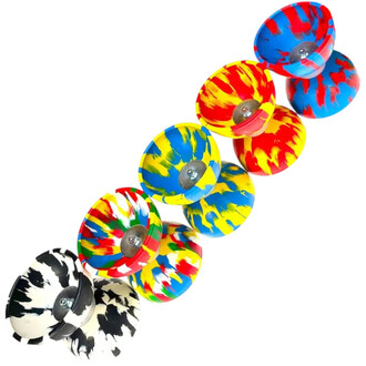 Kit Diabolo Arlequin composé de six diabolo colorés enroulés, avec des motifs éclatants de rouge, jaune, bleu et noir. Les diabolo sont disposés en ligne, montrant leur design artistique et dynamique, parfait pour la jonglerie.