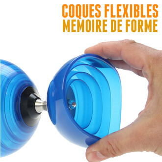 Kit diabolo Fluxo Beach Free lumineux avec coques bleues translucides à mémoire de forme, montage en cours par une main autour de l’axe.