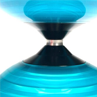 Diabolo Fluxo lumineux Beach, vue rapprochée montrant les deux coupelles bleues translucides autour du moyeu noir et de la bague argentée.