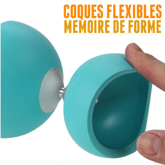 Kit Diabolo Jazz Alu Lumineux Fluxo – deux coques turquoise en aluminium reliées par un axe, image montrant l’assemblage avec une main tenant une coque.