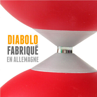 Gros plan d’un diabolo Fluxo Jazz en aluminium rouge, avec l’axe central argenté.
