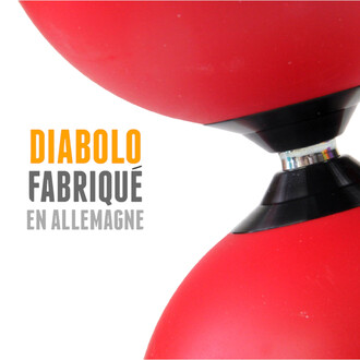 Gros plan sur un diabolo rouge avec axe métallique et inscription Diabolo fabriqué en Allemagne sur fond blanc.