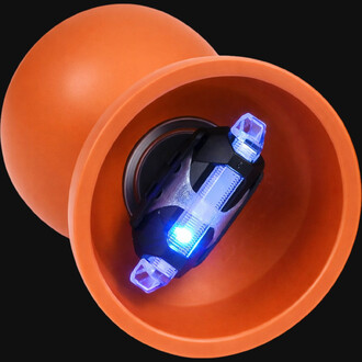 Kit Diabolo Jazz Light Lumineux Fluxo : diabolo avec LEDs bleues allumées, installé dans une coque orange.