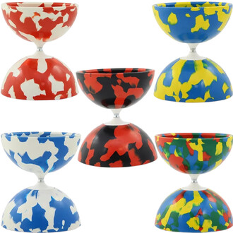 Kit de diabolos Jester XL comprenant cinq diabolos aux couleurs vives, dans des motifs multicolores. Les diabolos sont disposés en forme de pyramide, avec des couleurs rouge, noir, bleu, jaune, et vert, chacun ayant une finition brillante. Les baguettes S