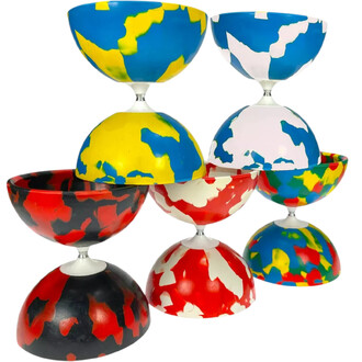 Kit de diabolo Jester XL comprenant plusieurs diabolo empilés, aux coques colorées en bleu, jaune, rouge, noir, blanc et vert, présentés avec des baguettes Superglass.