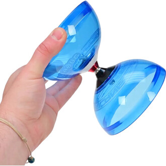 Un kit de jonglerie comprenant une tasse lumineuse en bleu transparent, tenue par une main. La tasse est composée de deux moitiés symétriques reliées par un axe central. Le design est élégant et moderne, mettant en valeur la brillance et la transparence d