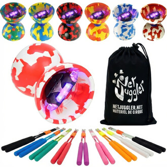 Image d'un kit de jonglerie comprenant des diabolos lumineux en plusieurs couleurs, avec un modèle rouge et blanc au premier plan, montrant la lumière à l'intérieur. Le kit inclut également plusieurs baguettes Superglass de diverses couleurs, disposées en
