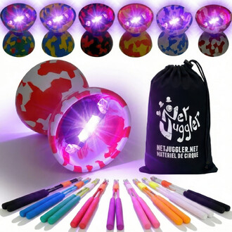 Kit Jester Lumineux comprenant deux diabolos au design coloré avec éclairage LED, accompagnés de baguettes Superglass multicolores. Le tout est présenté avec un sac de rangement portant le logo de NetJuggler.