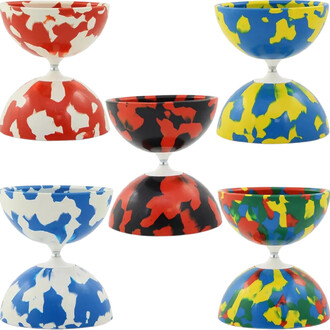 Cinq diabolos colorés de différentes combinaisons de motifs, incluant des teintes de rouge, bleu, noir, jaune et vert, disposés sur un fond blanc, montrant leur forme en demi-sphère.