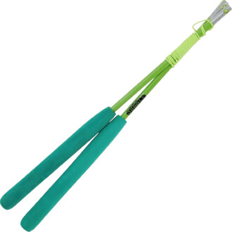 Baguettes de jonglage Superglass couleur verte avec des poignées en caoutchouc turquoise. Le haut des baguettes est en métal, avec une finition soignée.