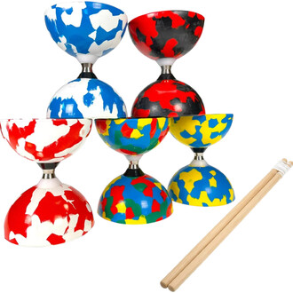 Kit Jester à Roulements composé de cinq diabolos colorés (bleu, rouge, noir, jaune, et multicolore) empilés, avec une baguette en bois à côté. Les diabolos présentent des motifs variés et sont conçus pour la jonglerie.