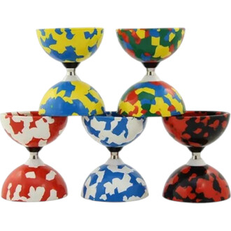 Set de six gobelets de jonglerie aux couleurs vives, comprenant du rouge, jaune, bleu, vert et noir, avec un design éclaté. Chaque gobelet a une base en métal et est monté sur roulements pour une rotation fluide. Baguette en bois incluse dans le kit.