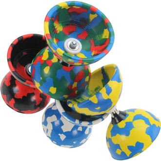 Quatre diabolos colorés empilés, chacun présentant un motif éclaboussé multicolore, avec des teintes de rouge, vert, jaune et bleu. L'un des diabolos se trouve en haut et a une finition brillante, tandis que les autres sont arrangés en dessous, montrant l