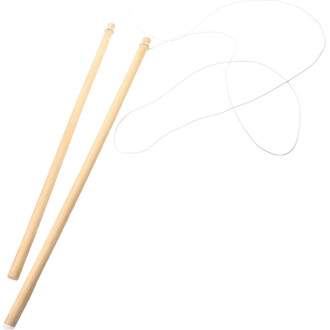 Deux baguettes en bois de couleur claire, accompagnées de cordes blanches, pour le kit Jester à roulements.