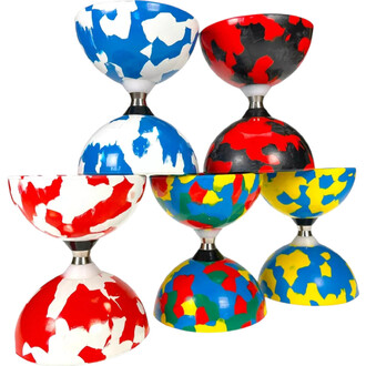 Cinq diabolo de jonglerie de couleurs vives, empilés. Le diabolo supérieur est bleu avec des motifs blancs, suivi d'un diabolo rouge et noir. Les trois diabolo inférieurs sont colorés avec des motifs rouges, jaunes, bleus et verts, tous avec une base méta