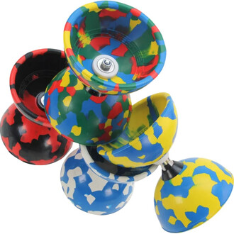 Quatre diabolos colorés en plastique, disposés en pile. Les diabolos présentent des motifs de couleurs vives incluant le rouge, le noir, le vert, le bleu, le jaune et le blanc. Chaque diabolo est monté sur un roulement central. Ils sont principalement vis