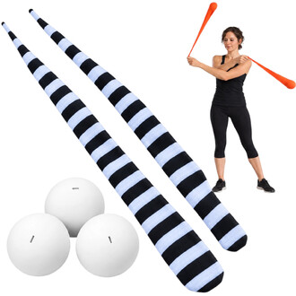 Kit Jonglerie 2 en 1 : trois balles blanches de jonglage, deux bolas chaussettes longues à rayures noires et bleu clair, et une femme en tenue de sport manipulant des bolas orange.