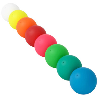 Huit balles de jonglerie souples en arc-en-ciel (blanc, jaune, orange, rouge, rose, vert clair, vert foncé, bleu) du kit Jonglerie & Rebond BBX + G-Force, alignées en diagonale sur fond blanc.