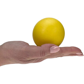 Main tenant une balle de jonglerie jaune BBX du kit Jonglerie & Rebond
