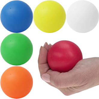 Cinq balles de jonglerie souples BBX aux couleurs vives (bleue, jaune, blanche, verte et orange) et une balle rouge G-Force tenue dans une main