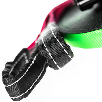 Gros plan sur les élingues noires et roses du Kit Longline FLY LINE 35 avec slackline verte en arrière-plan