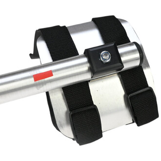 Kit molletière sangles (paire) : détail du matériel avec une sangle en tissu noir et une plaque en aluminium argenté, comportant un tube en métal avec un dispositif de fixation.