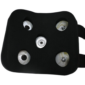 Kit molletière avec sangles, comprenant une plaque noire avec plusieurs ouvertures et des roues métalliques, conçue pour la pratique de la jonglerie.