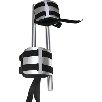 Kit molletière avec sangles, comprenant deux pièces en métal argenté avec un design ergonomique. Chaque pièce est dotée de sangles noires pour un maintien sécurisé. Les tubes métalliques verticaux permettent une utilisation confortable lors de la pratique
