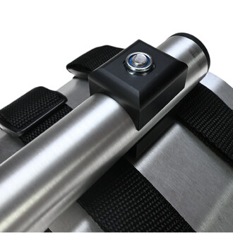 Kit molletière sangles (paire) - gros plan sur un profil en métal argenté avec un élément de fixation noir, accompagné de sangles noires en textile.