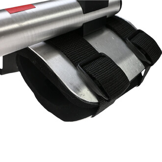 Kit molletière avec sangle en noir, montrant une surface métallique et des attaches noires en tissu.