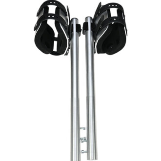 Paire de molletières avec fixations, composée de deux tubes en aluminium et de supports en plastique noir pour un maintien sécurisé. Les fixations sont ajustables et adaptées pour le snow.