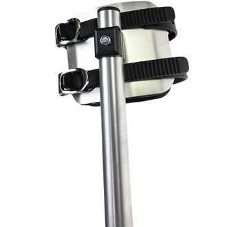 Kit molletière avec fixations pour snow, vue de dessus. Montant en métal argenté, avec une plaque noire et deux sangles noires.