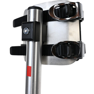 Kit molletière avec fixations pour snow, présentant deux sangles noires en plastique, un tube en métal argenté et un élément en plastique noir pour la fixation. Une étiquette rouge est visible sur le tube.