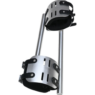 Kit de molletière avec fixations pour snowboard, comprenant deux supports en métal argenté, dotés de straps noirs pour un maintien sécurisé, conçus pour un ajustement confortable.