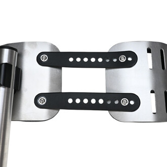 Kit molletière fixations snow (paire) : vue détaillée des fixations avec des plaques métalliques et des sangles noires perforées pour un ajustement optimal.