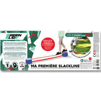 Kit Slackline Playzone affichant une femme en leggings et des chaussures noires marchant sur une slackline rouge, à côté d'un enfant en train de pratiquer. Le fond montre un espace vert, et le produit est illustré avec des informations sur ses avantages p