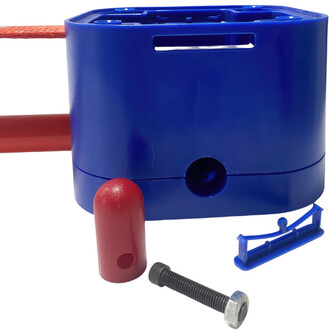 Kit Slackline Playzone avec une base en plastique bleu, deux accessoires rouges et un boulon noir. La base possède des ouvertures et un compartiment pour le rangement.