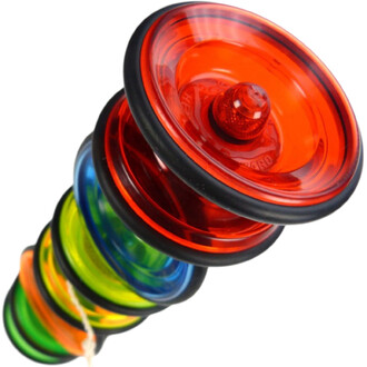 Quatre yo-yos empilés en diagonale sur fond blanc : un yo-yo rouge translucide avec anneau noir et capuchon bombé au premier plan, suivi de yo-yos bleu, vert et orange, avec une ficelle blanche visible en bas.