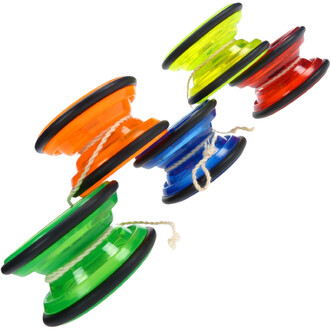 Cinq yoyos transparents de couleurs vives (vert, orange, bleu, jaune et rouge) avec des anneaux noirs et des cordes blanches, disposés en éventail sur fond blanc.