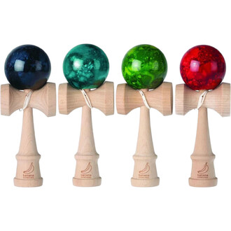 Quatre kendamas Banana Kendama en bois clair alignés côte à côte, avec des billes de couleurs différentes : bleu foncé, vert émeraude, vert clair et rouge. Les billes sont posées sur les coupelles supérieures.
