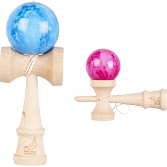 Kit Yo-Yo & Kendama avec deux kendamas en bois clair, l'un avec une balle bleue et l'autre avec une balle rose, marqués banana KENDAMA