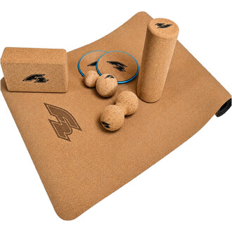 Kit Yoga F2 en liège – tapis de yoga partiellement déroulé avec bloc rectangulaire, rouleau cylindrique, deux anneaux bleus et plusieurs billes en liège.