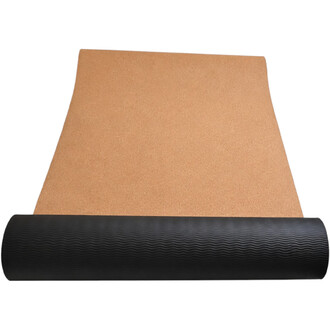 Kit Yoga F2 en liège – 8 pièces: tapis en liège beige et rouleau de yoga noir texturé, vue de face.