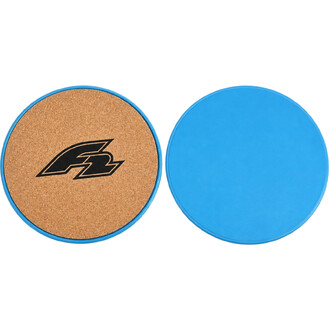 Kit Yoga F2 en liège – 8 pièces: disque de yoga en liège avec logo noir et disque bleu uni, vue rapprochée en bas.