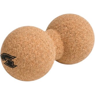 Gros plan sur deux boules de yoga en liège, texture naturelle et logo noir partiel.