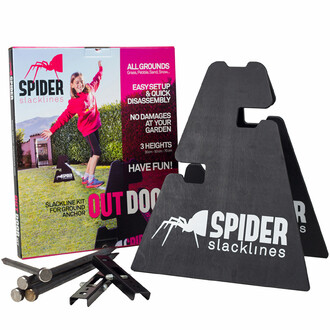 Kit d'ancrage pour slackline de Spider Slacklines, comprenant deux chavalets noirs avec le logo Spider Slacklines en blanc, quatre clous métalliques, deux plaques de fixation et un manuel d'instructions. Les chavalets permettent de régler la slackline à t